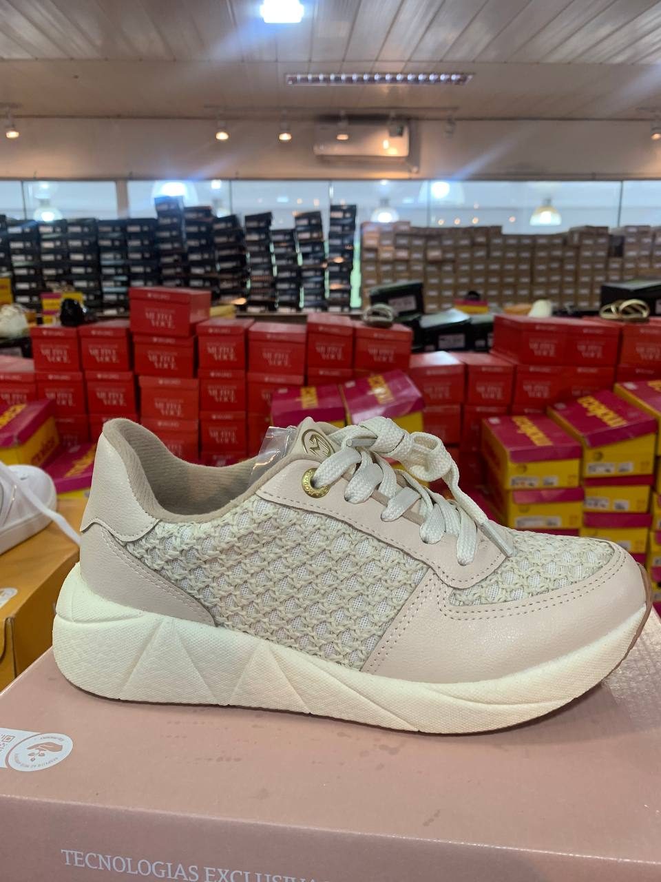 Tenis Fem. de Uso Comum C/ Sola Sint. Cabedal Text Creme — foto 1